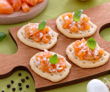 Focaccias avec tartare de saumon et ciboule