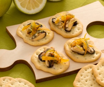 Fougasses aux moules, poutargue et zeste de citron