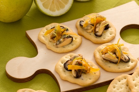 Fougasses aux moules, poutargue et zeste de citron