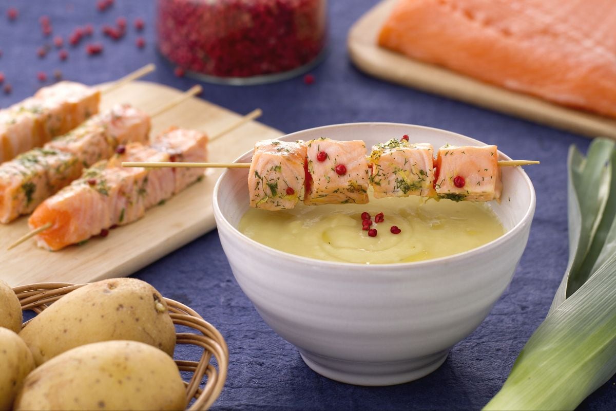 Crème de poireaux et pommes de terre avec brochette de saumon