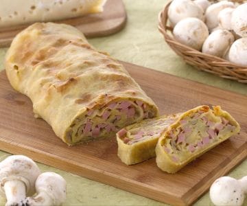 Strudel salé avec jambon, champignons et fontine
