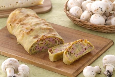Strudel salé avec jambon, champignons et fontine