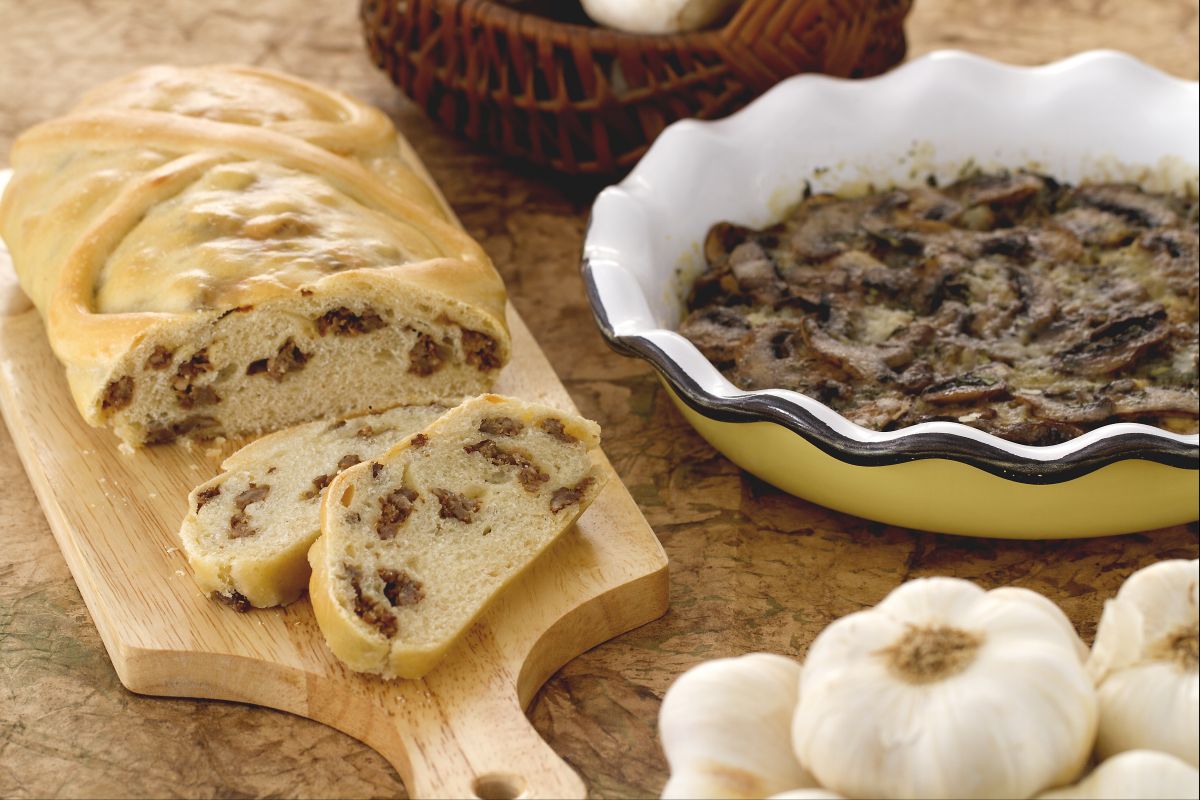 Strudel de pain farci à la saucisse et plat de champignons savoureux