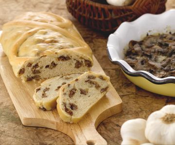 Strudel de pain farci à la saucisse et plat de champignons savoureux
