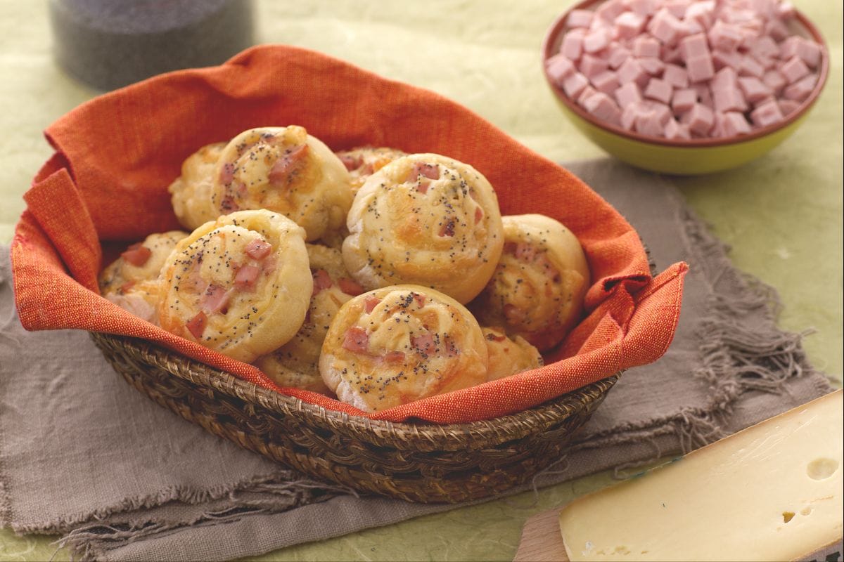 Escargots de pain farcis de dés de jambon et de fontina