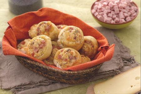 Escargots de pain farcis de dés de jambon et de fontina