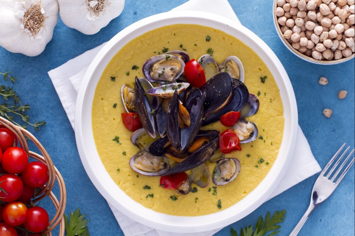Velouté de pois chiches avec sauté de moules et palourdes
