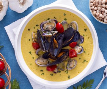 Velouté de pois chiches avec sauté de moules et palourdes