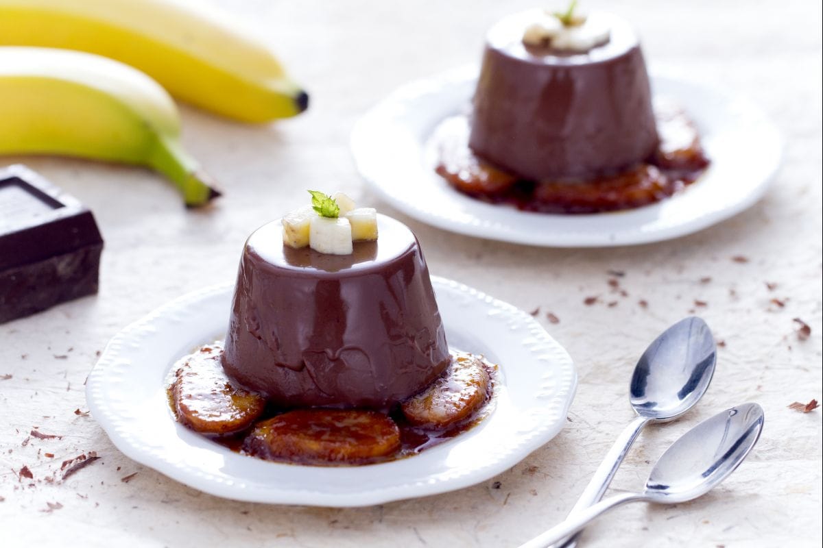 Panna cotta au chocolat avec bananes caramélisées
