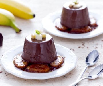 Panna cotta au chocolat avec bananes caramélisées