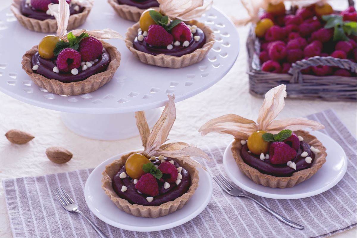 Tartelettes au cacao avec amandes et crème au chocolat