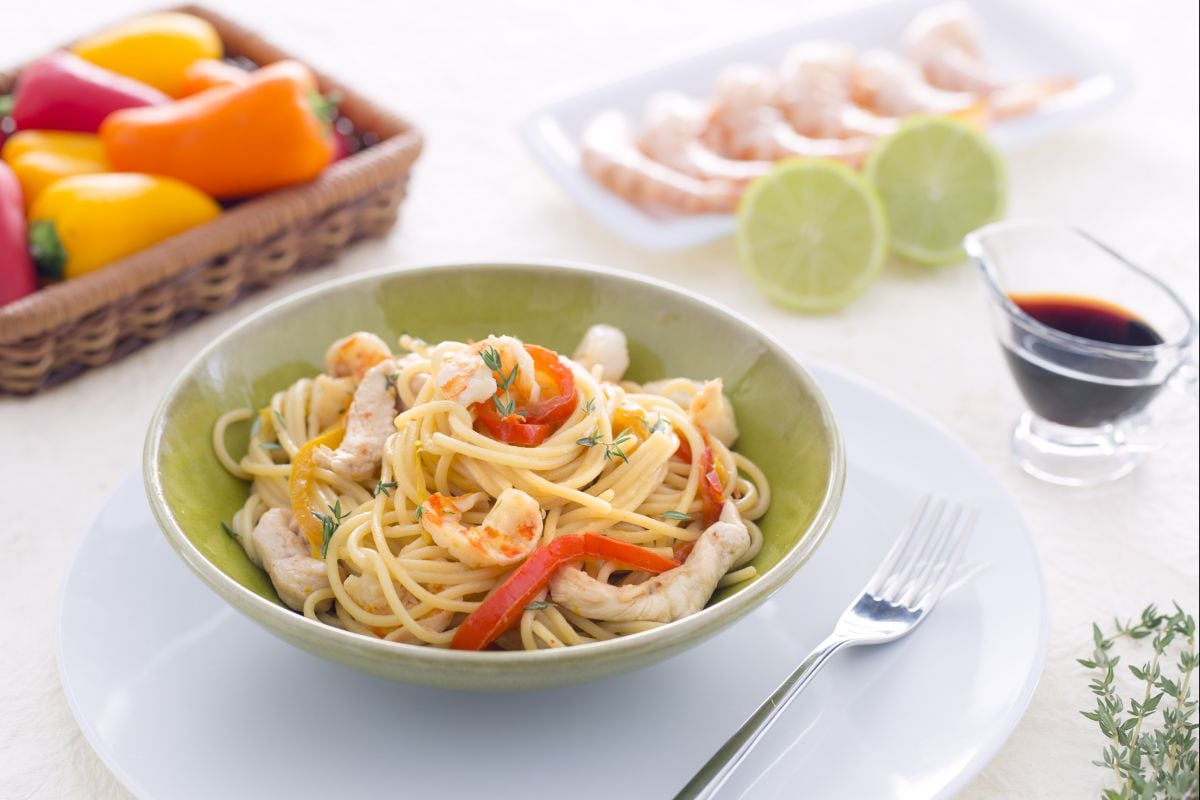 Spaghettis sautés au poulet et crevettes