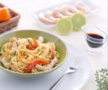 Spaghettis sautés au poulet et crevettes