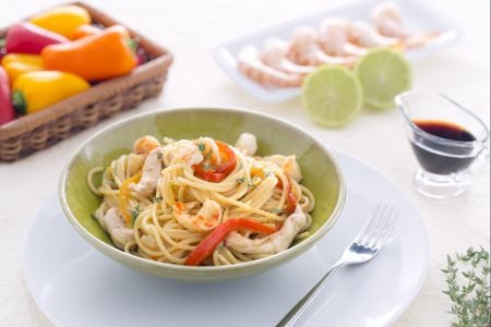 Spaghettis sautés au poulet et crevettes