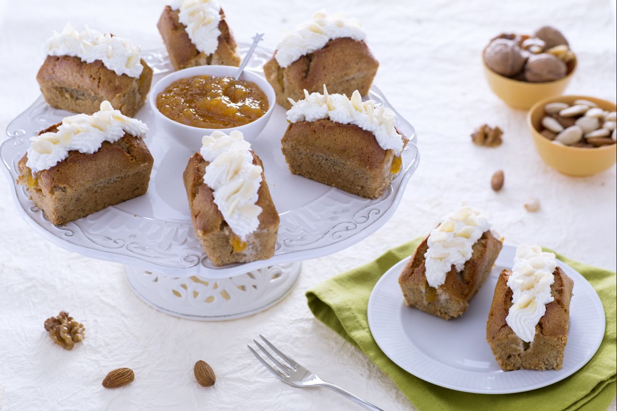Financiers aux noix avec confiture de pêches