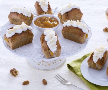 Financiers aux noix avec confiture de pêches