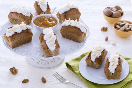 Financiers aux noix avec confiture de pêches
