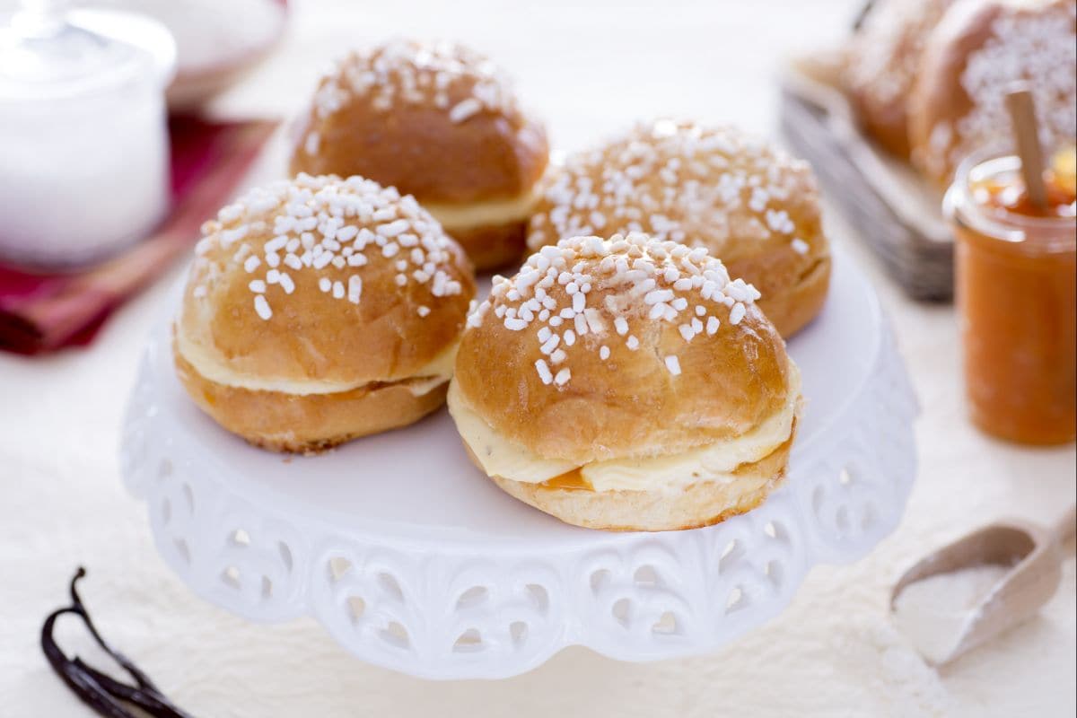 Mini tarte tropézienne avec crème mousseline et confiture d'abricots