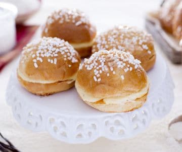 Mini tarte tropézienne avec crème mousseline et confiture d'abricots