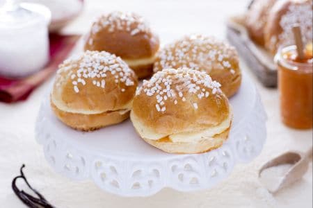 Mini tarte tropézienne avec crème mousseline et confiture d'abricots