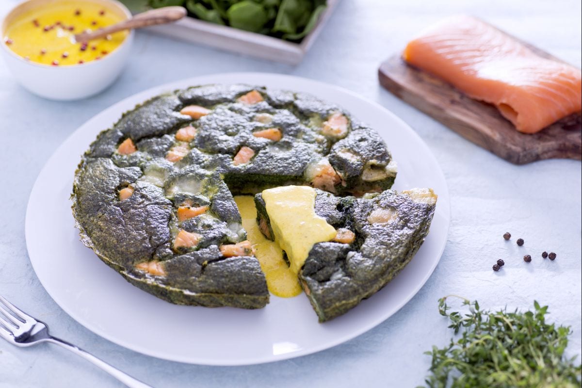 Omelette verte au saumon, tome et sauce au safran