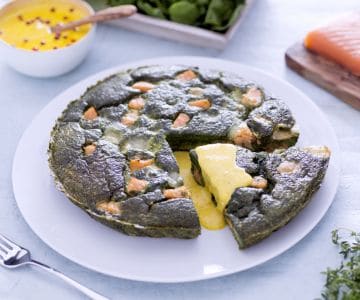 Omelette verte au saumon, tome et sauce au safran