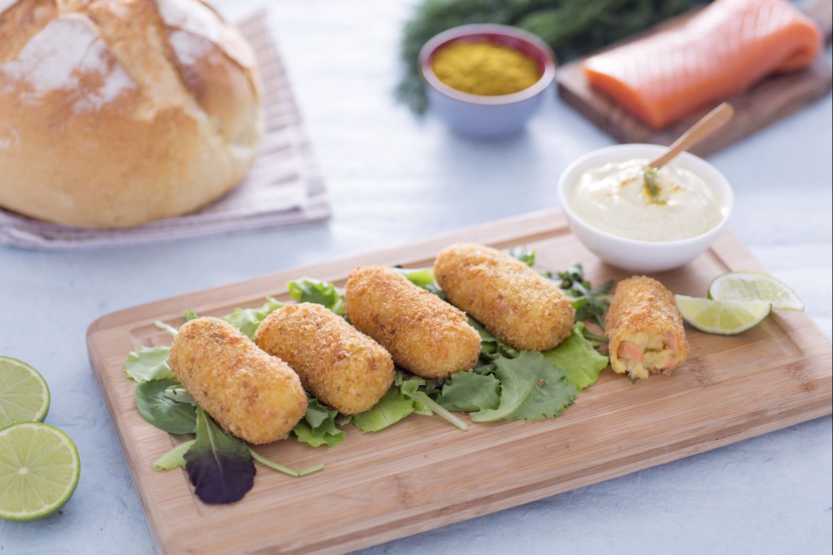 Croquettes de pommes de terre et saumon avec sauce au yaourt