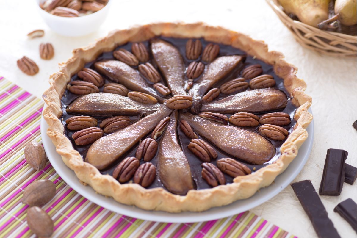 Tarte au chocolat avec poires et noix de pécan