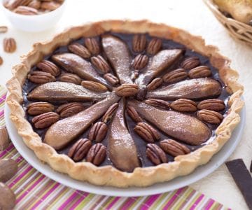 Tarte au chocolat avec poires et noix de pécan