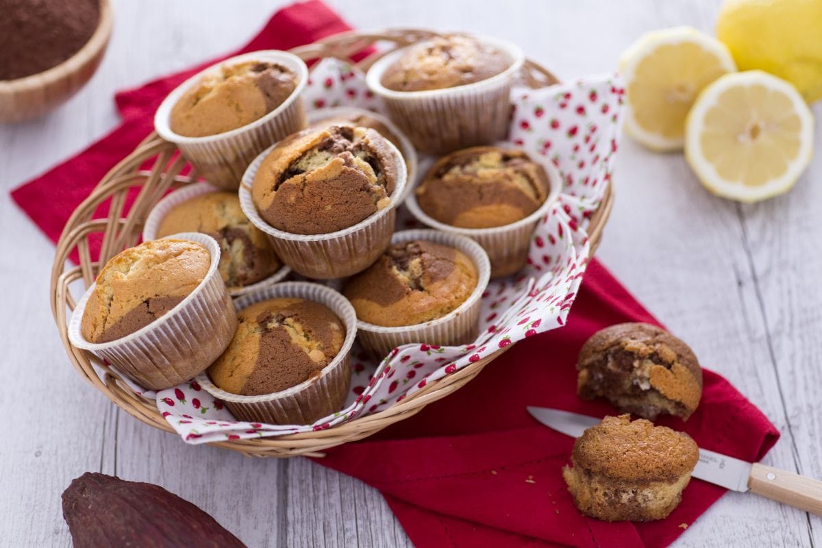 Muffins marbrés au cacao avec pépites de chocolat blanc
