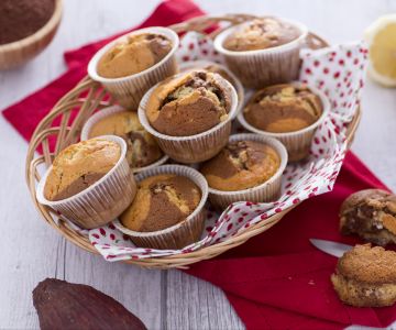 Muffins marbrés au cacao avec pépites de chocolat blanc