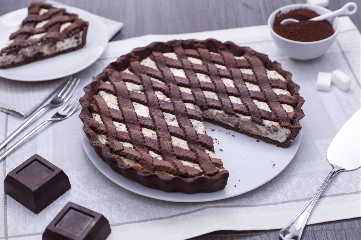 Tarte au cacao avec crème à la ricotta et chocolat