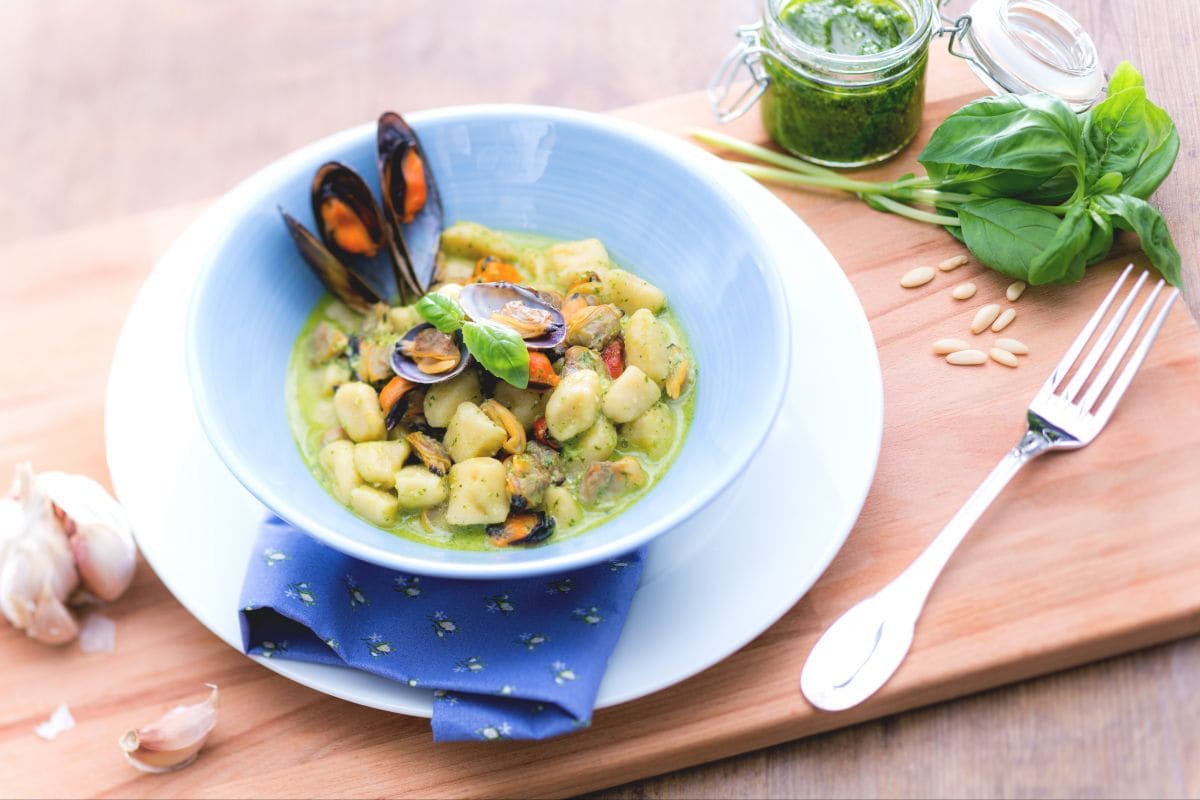 Gnocchi de pomme de terre au pesto avec moules et palourdes