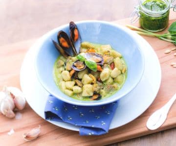 Gnocchi de pomme de terre au pesto avec moules et palourdes