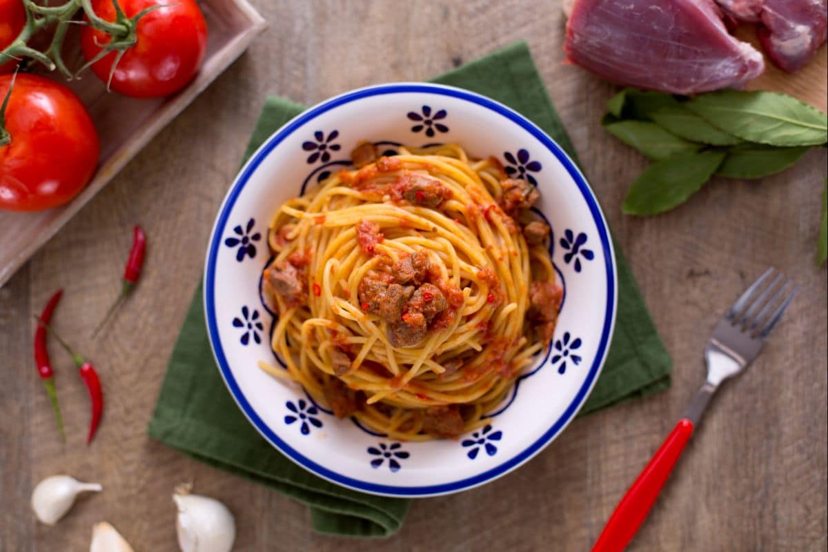Vermicelles avec viande et sauce piquante