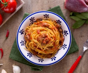Vermicelles avec viande et sauce piquante