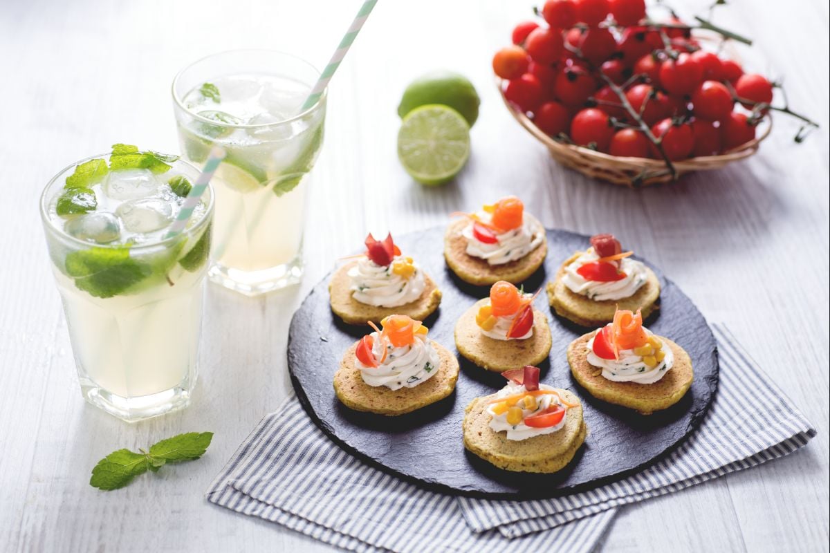 Pancakes complets sans lait, œufs, beurre avec mojito sans alcool