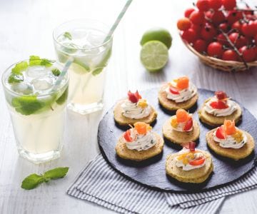 Pancakes complets sans lait, œufs, beurre avec mojito sans alcool