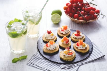 Pancakes complets sans lait, œufs, beurre avec mojito sans alcool