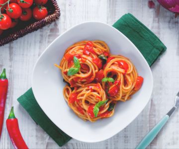 Nids de spaghettis à la sauce piquante