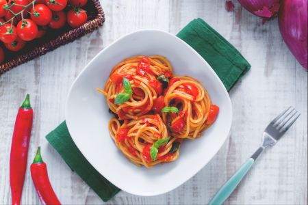 Nids de spaghettis à la sauce piquante