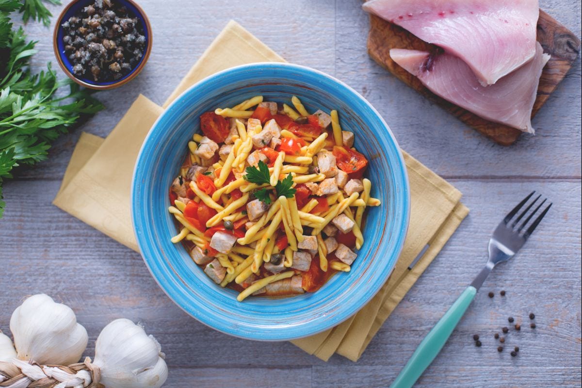 Strozzapreti avec espadon, tomates cerises et câpres