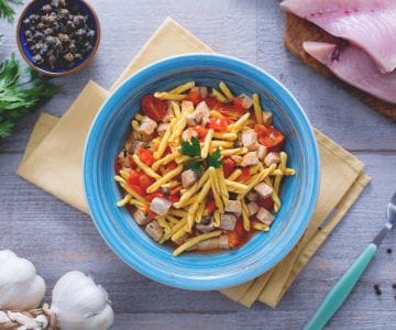 Strozzapreti avec espadon, tomates cerises et câpres