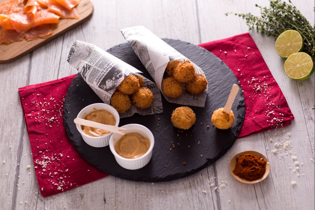 Boulettes frites au saumon et pommes de terre avec mayonnaise rapide au paprika