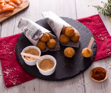 Boulettes frites au saumon et pommes de terre avec mayonnaise rapide au paprika