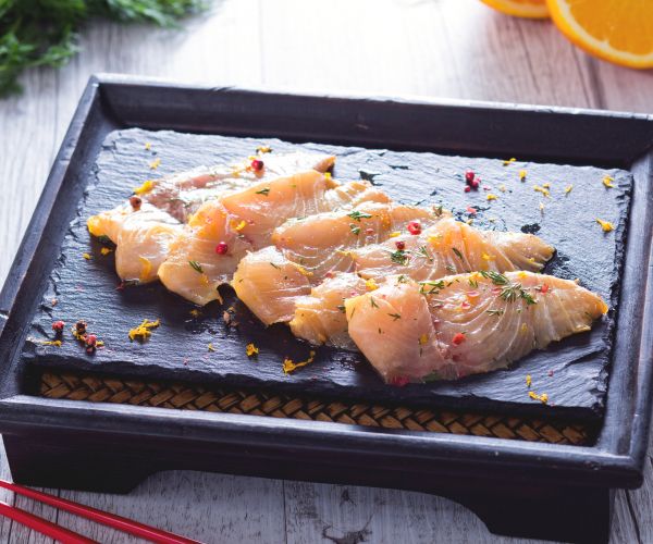 Carpaccio de sériole mariné à la sauce soja