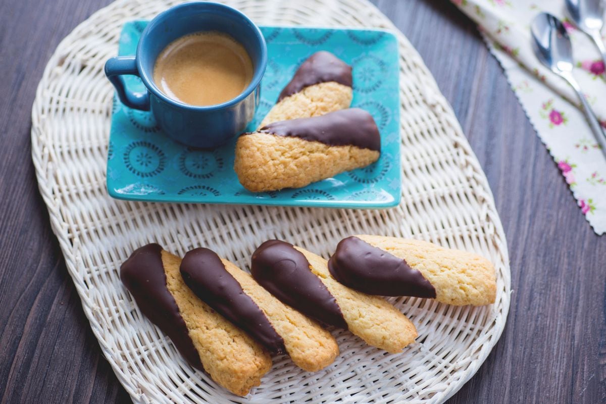 Biscuits à la noix de coco enrobés de chocolat