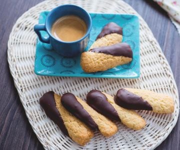 Biscuits à la noix de coco enrobés de chocolat