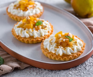 Tartelettes à la crème de Skyr, poires et noix de cajou
