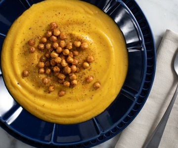 Velouté de chou-fleur et curcuma avec pois chiches croustillants